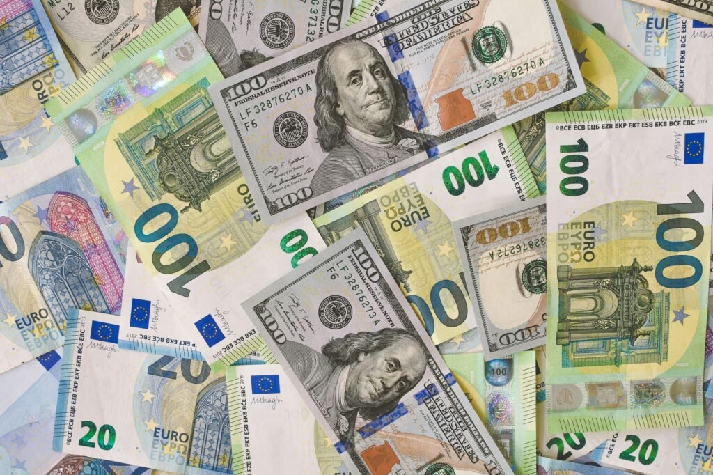 Dolar ve Euro Yeniden Rekor Kırdı: Körfez’deki Gerilim Piyasaları Sarstı Euro ve dolar banknotları yakın çekim, döviz kurlarındaki rekor yükselişi temsil ediyor