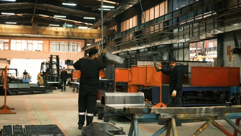 Fabrikalarda Üretim Yavaşlıyor, İşçi Sayısı Eriyor Türkiye'de bir fabrikada makineler üzerinde çalışan işçiler